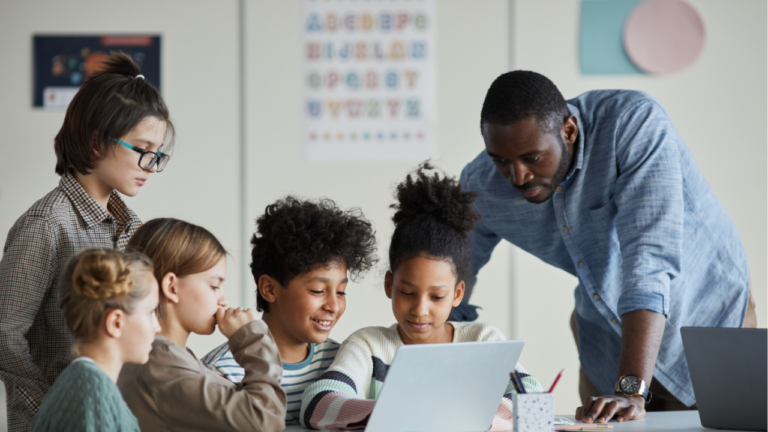 A implementação de uma educação antirracista nas escolas é essencial para promover um ambiente inclusivo e igualitário. Essa abordagem não apenas combate o racismo, mas também valoriza a diversidade cultural, contribuindo para a formação de cidadãos conscientes e respeitosos.